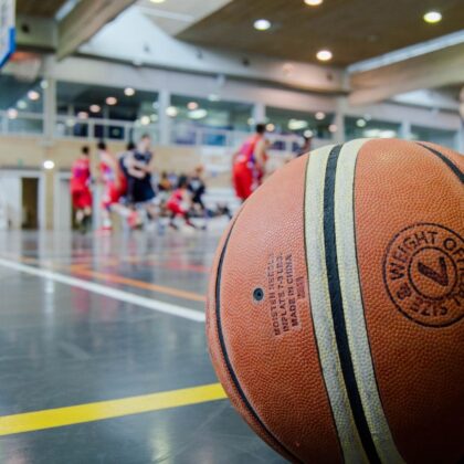 Ballon de basketball sur terrain