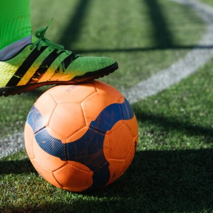 Crampon de football sur ballon