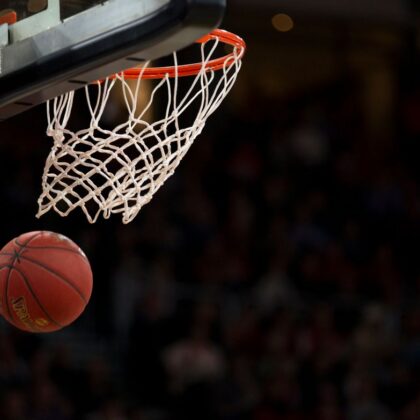 Ballon de basketball dans le panier
